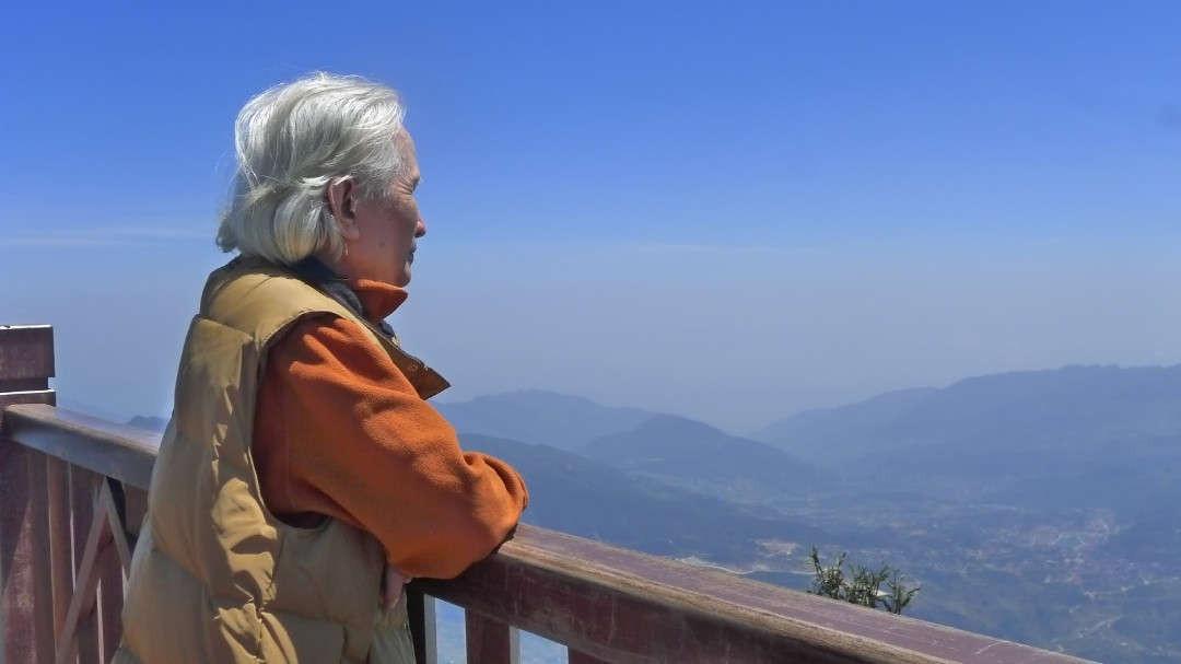 Tiểu thuyết gia Trần Gia Ninh thăm quan đỉnh Fansipan