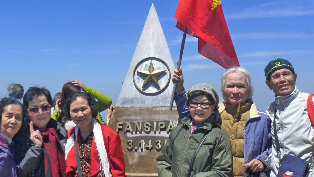 Tiểu thuyết gia Trần Gia Ninh (thứ hai từ phải sang) thăm quan đỉnh Fansipan