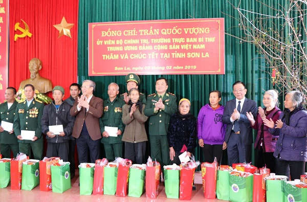 Thường trực Ban bí thư Trần Quốc Vượng cùng đoàn công tác tặng quà các gia đình chính sách huyện Mộc Châu