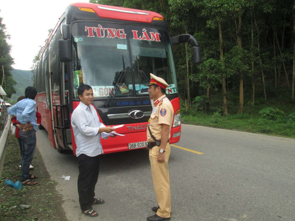 Lực lượng CSGT Đội 2 - Phòng CSGT Công an tỉnh Quảng Nam kiểm tra phương tiện tham gia giao thông trên tuyến đường Hồ Chí Minh