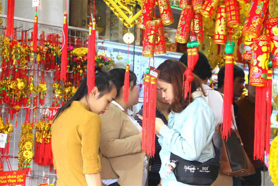 Người mua sắm đông đúc từ sáng sớm tại một cửa hàng bán đồ trang trí trên đường Hùng Vương