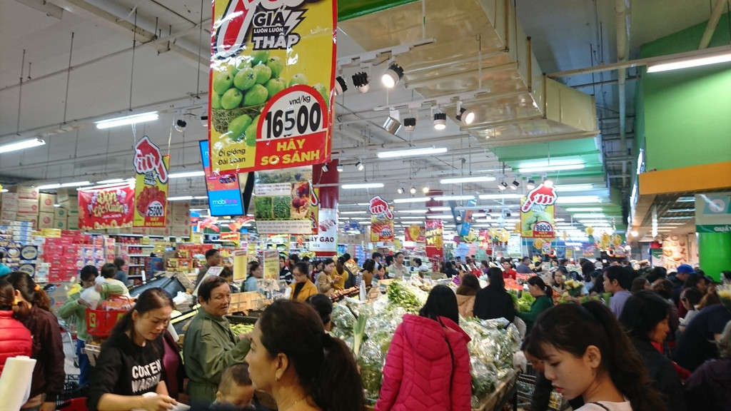 Đông đảo người dân mua sắm tại Siêu thị BigC (Khu Thương mại Vĩnh Trung Plaza) sáng ngày 02/02