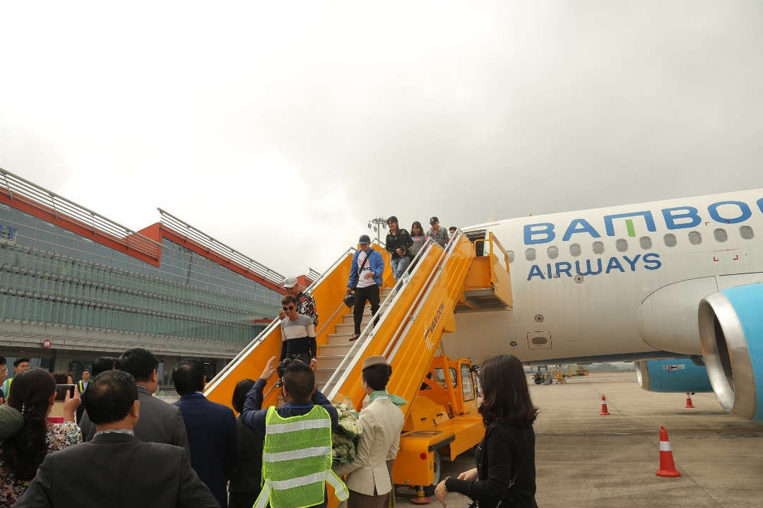 Những hành khách đầu tiên đặt chân xuống sân bay Vân Đồn vào ngày 28 Tết