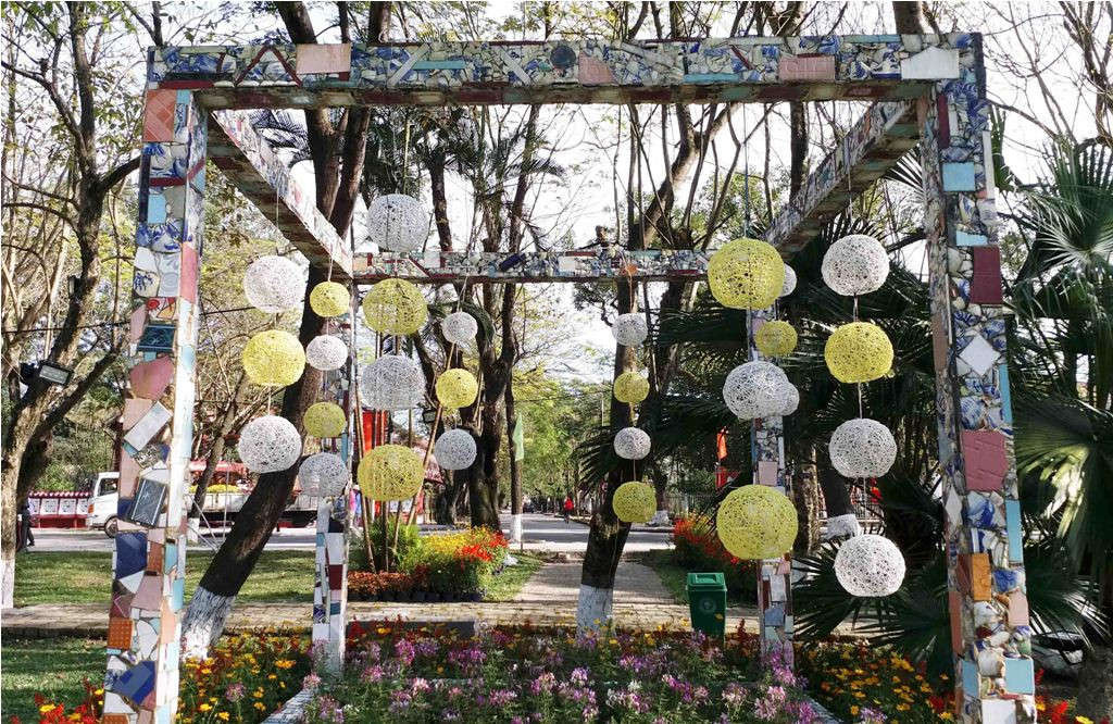 Trung tâm Công viên cây xanh Huế đã sắp xếp các thảm hoa nghệ thuật, hệ thống nhà trường lang, hệ thống đèn chiếu sáng nghệ thuật…