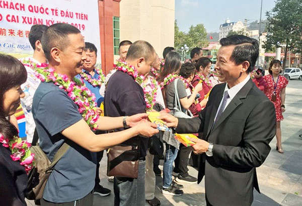 Lãnh đạo Sở Văn hóa, Thể thao và Du lịch Lào Cai tặng hoa và quà cho đoàn du khách.