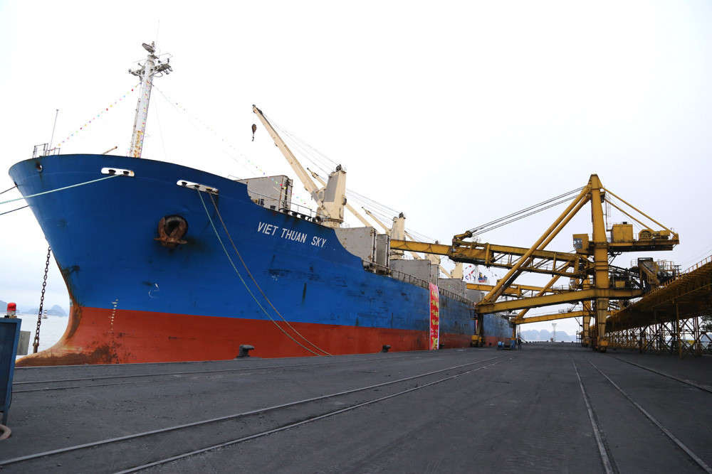 Theo hợp đồng, tàu Việt Thuận Star sẽ nhận 40 300 tấn than cám 6a 1 tại Cảng Cẩm Phả để cung cấp cho Công ty TNHH Điện lực Vĩnh Tân 1