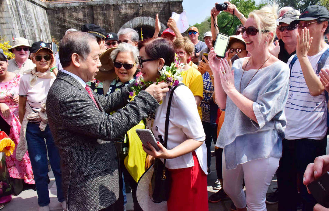 Lãnh đạo tỉnh Thừa Thiên Huế tặng hoa chúc mừng những du khách xông đất Đại nội