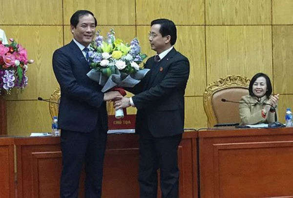 Ông Dương Xuân Huyên (trái ảnh) nhận hoa chúc mừng từ lãnh đạo HĐND tỉnh Lạng Sơn.
