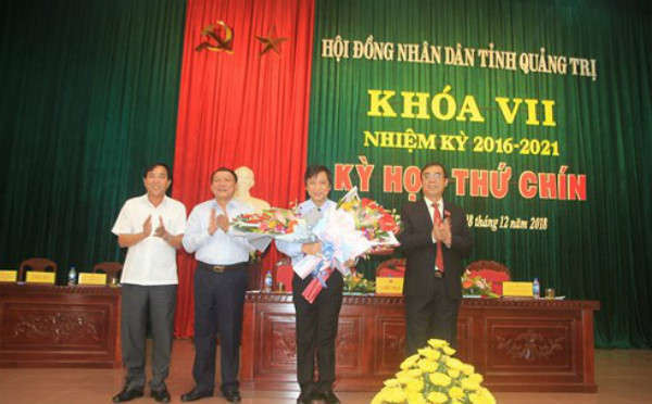Ông Hoàng Nam nhận hoa từ các lãnh đạo tỉnh Quảng Trị