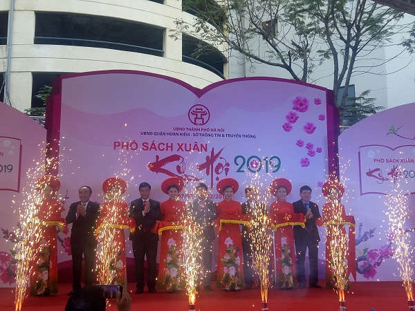 Lãnh đạo Sở ngành và UBND quận Hoàn Kiếm cắt băng khai mạc Lễ hội Phố sách Xuân 2019