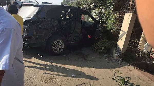 Chiếc xe Santafe bị hất văng vào vệ đường khiến 8 người thương vong.
