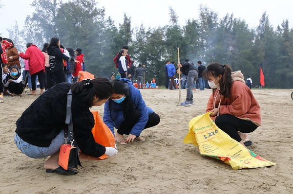 Các Đoàn viên thanh niên làm vệ sinh môi trường tại bãi biển Sầm Sơn
