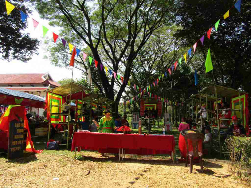 Hội đánh bài Chòi dân gian Bình Định trong khuôn viên Bảo tàng Quang Trung là một trong các hoạt động của Lễ kỷ niệm 230 năm Chiến thắng Ngọc Hồi-Đống Đa thu hút du khách về tham dự lễ hội