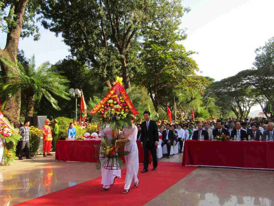 Ông Võ Văn Thưởng, Bí thư Trung ương Đảng, Trưởng ban Tuyên giáo Trung ương dâng hoa tại tượng đài Hoàng đế Quang Trung 