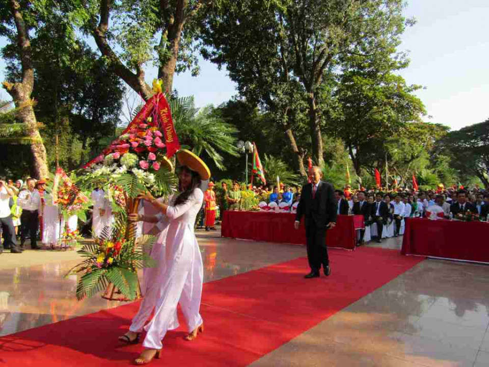 Phó Thủ tướng Thường trực Chính phủ Trương Hòa Bình dâng hoa tại tượng đài Hoàng đế Quang Trung 