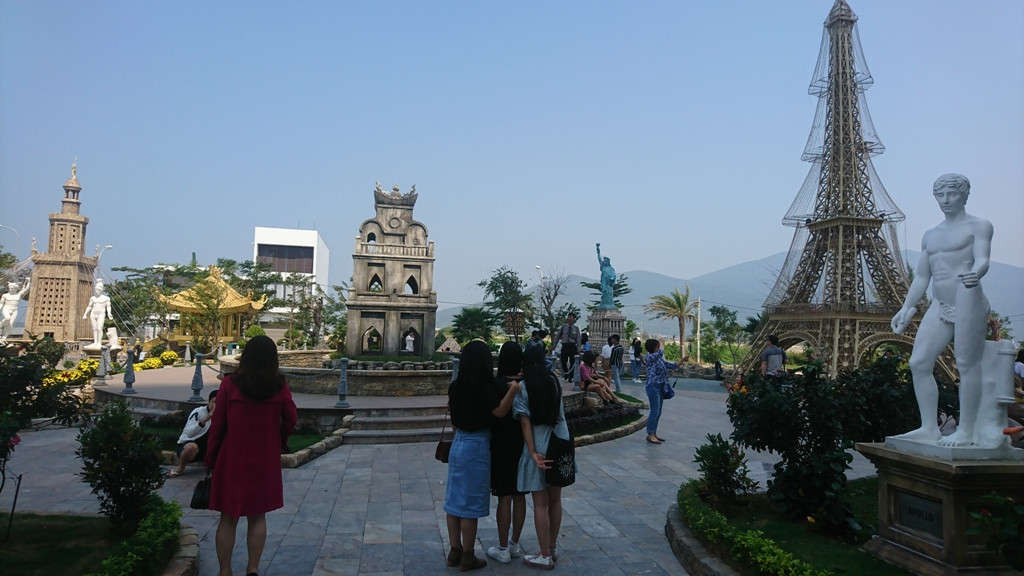 Tọa lạc gần cầu Thuận Phước, Công viên Kỳ quan thế giới đang trở thành điểm check-in vàng của giới trẻ khi đến Đà Nẵng du lịch