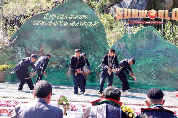Màn biểu diễn khèn hoa của các nghệ nhân người Mông tại Lễ hội khèn hoa 2019.