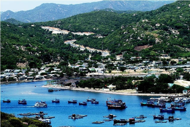 Vịnh Vĩnh Hy là 1 trong 4 vịnh đẹp nhất Việt Nam