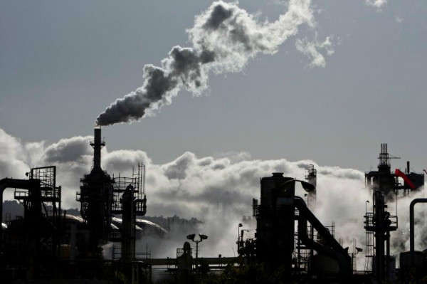 Hơi nước bay lên bầu trời tại một nhà máy lọc dầu ở Wilmington, California, Mỹ vào ngày 24/3/2012. Ảnh: Reuters/Bret Hartman