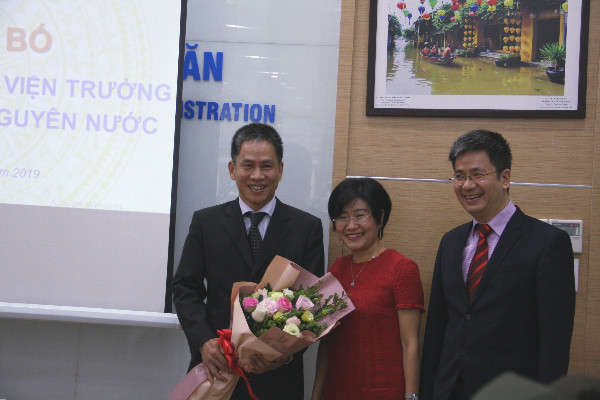 Ông Dương Hồng Sơn nhận hoa chúc mừng từ Ban lãnh đạo Viện Khoa học tài nguyên nước