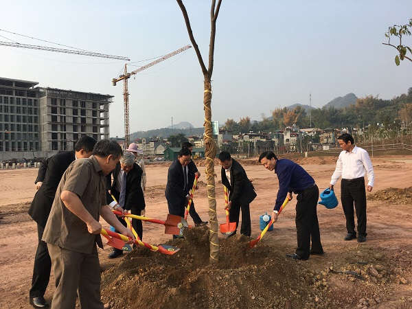 Các đồng chí lãnh đạo tỉnh Sơn La phát động Tết trồng cây Xuân Kỷ hợi 2019 