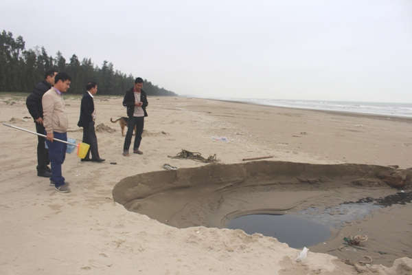 Thanh tra Sở TN&MT Hà Tĩnh phát hiện một cơ sở nuôi tôm xả thải trực tiếp ra môi trường biển