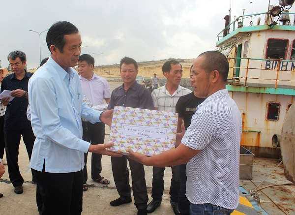 Ông Trần Công Thuật (bên trái)- Phó Bí thư Thường trực Tỉnh ủy, Chủ tịch UBND tỉnh Quảng Bình thăm hỏi, tặng quà ngư dân
