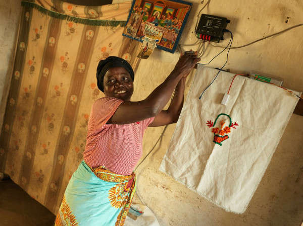 Bà Nguluwe kinh doanh từ việc cho thuê cắm sạc điện thoại di động. Việc làm này đã cứu những người hàng xóm thiếu điện có thể sạc điện thoại mà không phải đi xa. Bà và những người phụ nữ khác cũng nhận được một khoản thu nhập nhỏ hàng tháng từ hàng xóm để đổi lấy việc duy trì hệ thống chiếu sáng mặt trời của họ