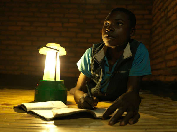Eston Msampha, 15 tuổi, đã có thể học sau khi trời tối kể từ khi mẹ của cậu, bà Dines được đào tạo thành một kỹ sư năng lượng mặt trời