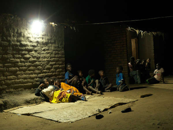 Dân làng tụ họp vào ban đêm dưới một ngọn đèn năng lượng mặt trời ở Chatsala. Trong giai đoạn tiếp theo của dự án có thể sẽ có các hệ thống tưới tiêu năng lượng mặt trời và nhà máy ngũ cốc