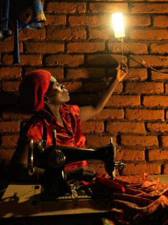 Đối với Elinati Patison, một thợ may 48 tuổi sống ở Chatsala, vùng nông thôn Lilongwe, việc lắp đặt đèn năng lượng mặt trời tại nhà đã giúp bà tăng gấp đôi thu nhập. Ánh sáng từ ngọn đèn đã giúp bà kiểm soát tốt hơn thời gian của mình bằng cách bà có thể làm việc sau khi mặt trời lặn và tập trung chăm sóc gia đình vào buổi chiều. “Trước đây tôi phải rất khó khăn để kiểm soát thời gian. Tôi phải làm nông nghiệp và nấu ăn cho gia đình, vì thế thời gian cho việc buôn bán của tôi bị hạn chế” – bà chia sẻ