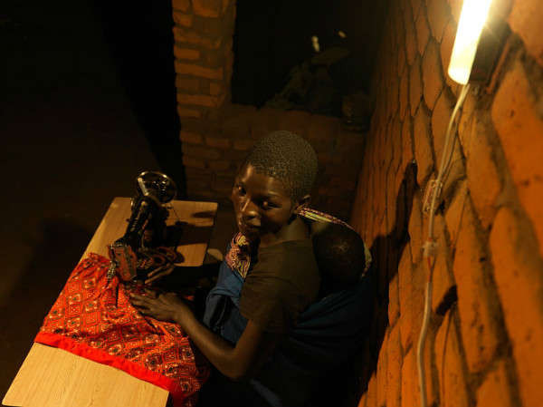Con gái của bà Patison, giờ cũng làm thợ may vào các buổi tối. Ngôi nhà của họ là một trong số 100 ngôi làng ở vùng nông thôn Lilongwe đã lắp đặt đèn năng lượng mặt trời thuộc dự án điện khí hóa nông thôn Solar Mamas của VSO. Ở Malawi, chỉ 10% ngôi nhà có điện.