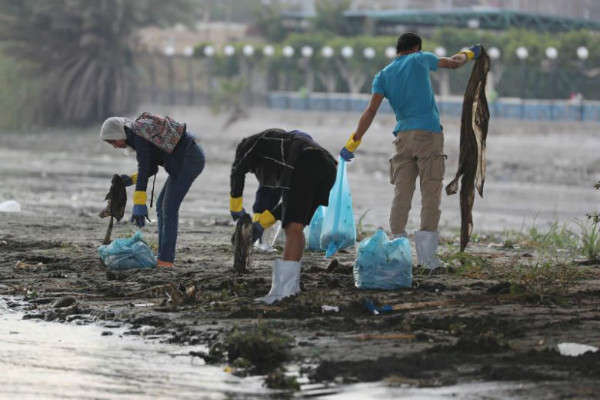 Các tình nguyện viên Ai Cập ở lứa tuổi thanh niên thu gom rác thải và nhựa. Đây là hoạt động nằm trong chiến dịch làm sạch sông Nile do Bộ Môi trường Ai Cập phối hợp với VeryNile và Greenish tổ chức tại Cairo, Ai Cập ngày 10/2/2019. Ảnh: Reuters/Amr Abdallah Dalsh