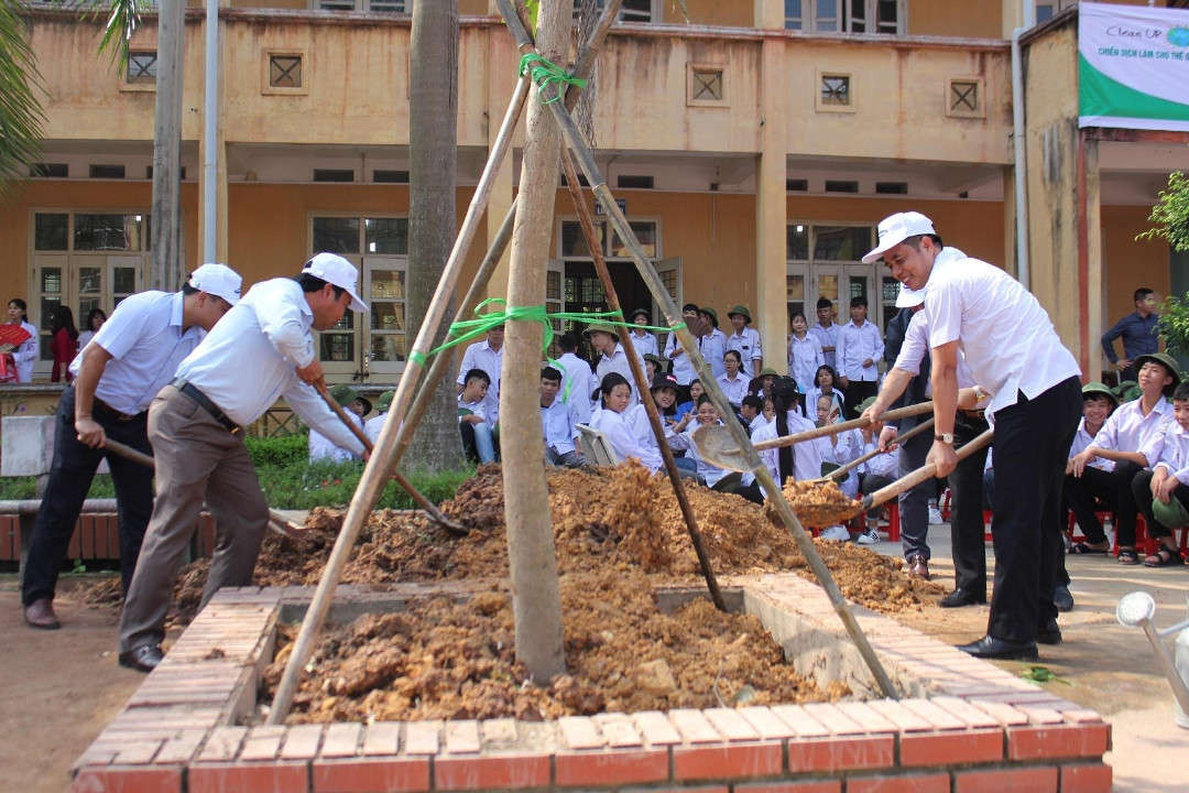2 Đồng chí Nguyễn Thế Giang, Phó Giám đốc Sở TN&MT Thái Nguyên tham gia trồng cây xanh tại Lễ Mít tinh hưởng ứng Chiến dịch làm cho thế giới sách hơn năm 2018