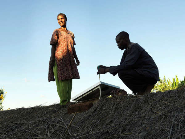 Emily Kamwendo, 62 tuổi và chồng bà - Stefano Simion lắp đặt một tấm pin mặt trời trên nóc nhà của họ. Ban đầu, chồng của Kamwendo đã hoài nghi về việc bà theo lớp đào tạo trong dự án Solar Mamas của VSO nhưng bây giờ ông đánh giá cao sự đóng góp của bà cho cộng đồng. Một nhóm phụ nữ từ Malawi đã dành 6 tháng tại Trường Cao đẳng Barefoot ở Tilonia, Rajasthan, Ấn Độ để học cách chế tạo và nối dây các linh kiện điện