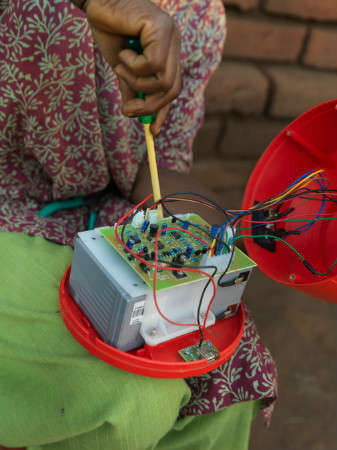 Emily Kamwendo sửa chữa một chiếc đèn lồng chạy bằng năng lượng mặt trời. Cô là một trong 8 người đã tới Ấn Độ để học kỹ sư