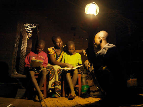 Emily và chồng giúp các con học tập dưới ánh sáng của một chiếc đèn lồng chạy bằng năng lượng mặt trời. Cô nói rằng những người phụ nữ được đào tạo thành kỹ sư năng lượng mặt trời hiện đang được cộng đồng nhìn nhận khác nhau. Việc trở thành kỹ sư năng lượng mặt trời đã thay đổi triển vọng và cộng đồng của họ