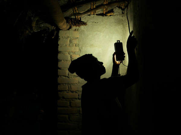 Livitiko bật đèn năng lượng mặt trời tại nhà bà ở Kalolo