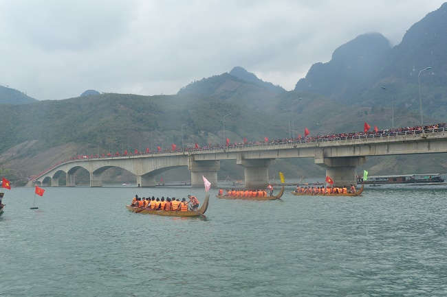 Lễ hội đua thuyền truyền thống tại bến đua thuyền cầu Pá Uôn 