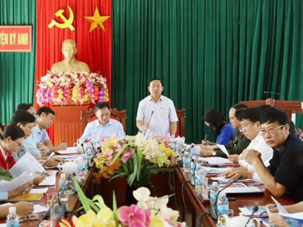Ông Lê Đình Sơn- Bí thư Tỉnh ủy Hà Tĩnh nghiêm khắc phê bình, yêu cầu lãnh đạo Nhà máy Phú Hà nghiêm túc rút kinh nghiệm tại buổi làm việc
