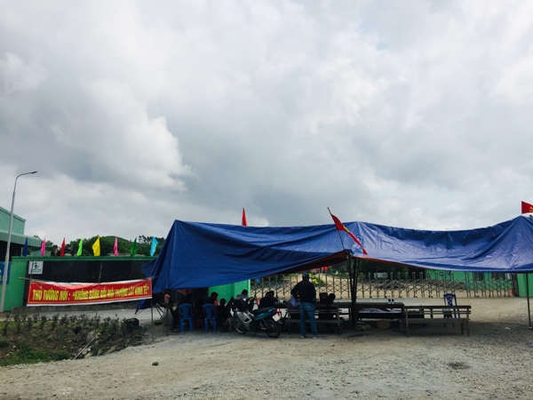 Hàng chục hộ dân ở thôn Nam Xuân Sơn, xã Kỳ Tân đã dựng rạp, chặn cổng nhà máy xử lý rác thải Phú Hà