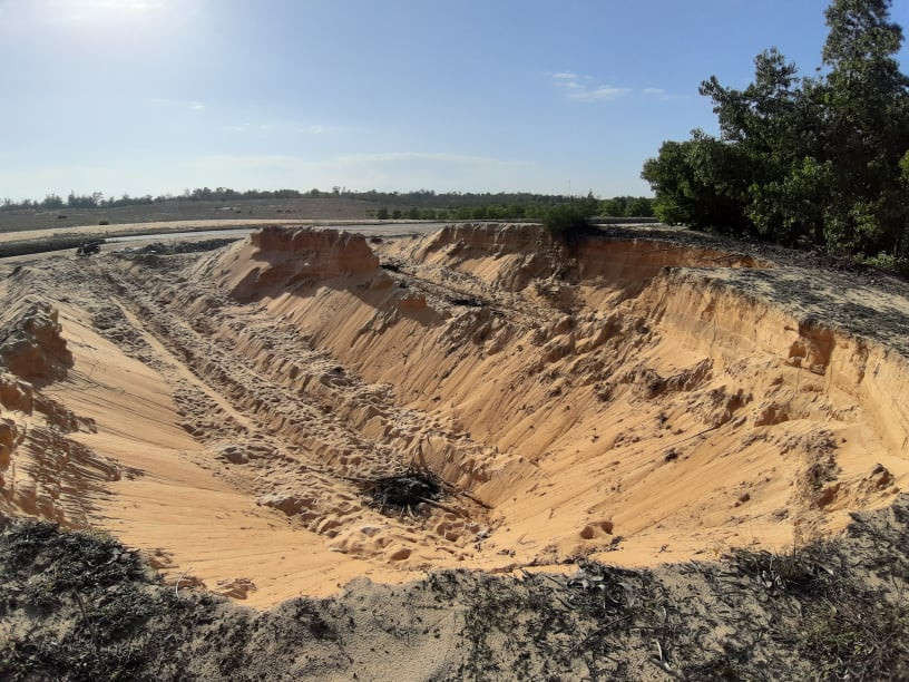 Những triền cát dọc tuyến đường 129 đã bị xúc để lại những hố sâu hoắm