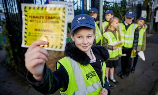 Brook Busby, 10 tuổi là nhân viên hỗ trợ của cảnh sát cộng đồng (PCSO) bên ngoài trường tiểu học Russell Scott ở Denton, Manchester, Anh quốc. Ảnh: Mark