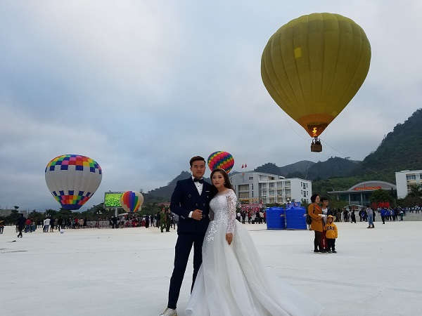 Lễ hội khinh khí cầu đã mang đến cho những cặp đôi một ngày kỷ niệm khó quên