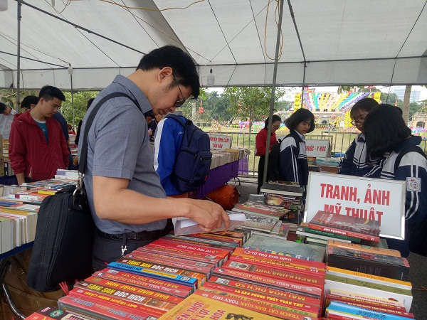 Lễ hội sách cũ Hoàng Thành Thăng Long 2019 còn là cơ hội để các bạn trẻ tìm hiểu sâu hơn về lịch sử của Việt Nam cũng như các quốc gia trên thế giới