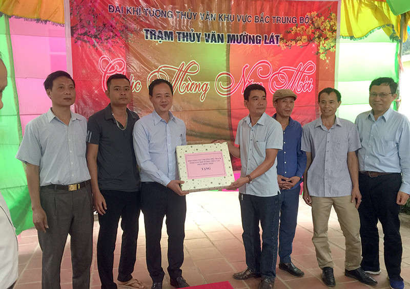 PGS.TS Trần Hồng Thái tặng quà Trạm thủy văn Mường Lát
