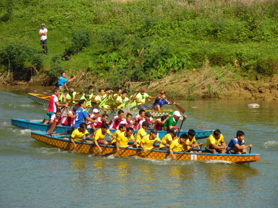 Nhưng náo nhiệt nhất phải kể đến hội đua ghe trên sông Túy Loan