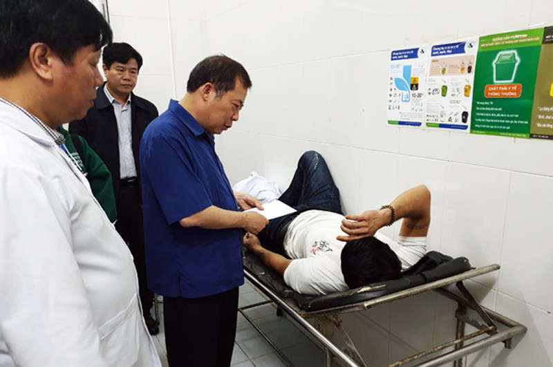 Lãnh đạo tỉnh Lào Cai đến thăm hỏi các nạn nhân trong vụ tai nạn 