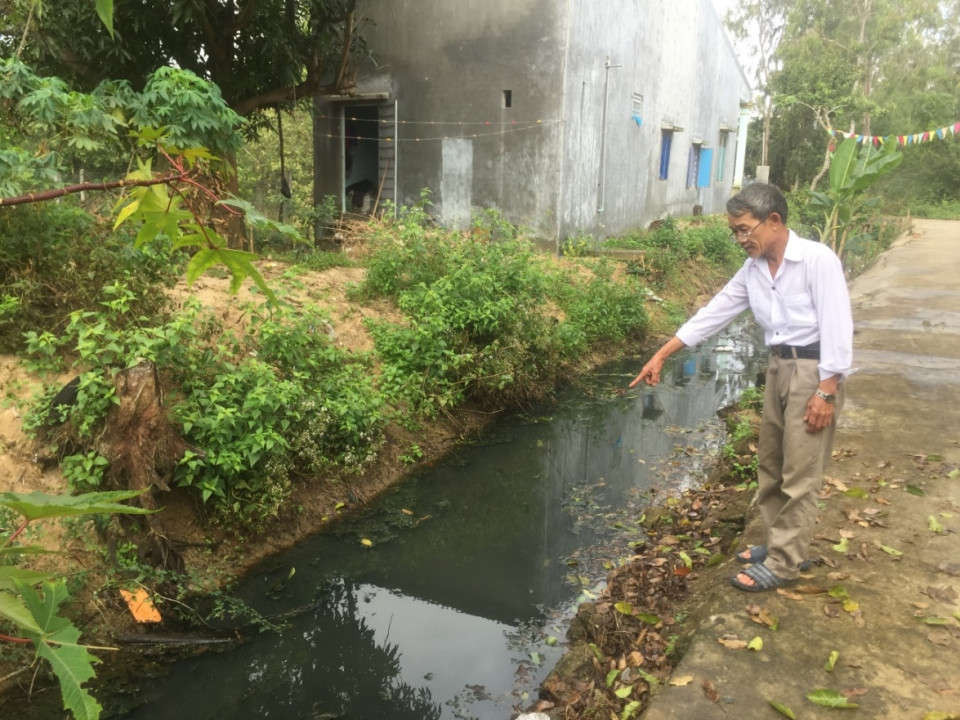 Ông Nguyễn Văn Dũng, tổ 4, Tân Khai phản ánh về nguồn nước ô nhiễm từ khu phố chợ chạy ngay trước cửa nhà ông bốc mùi hôi thối