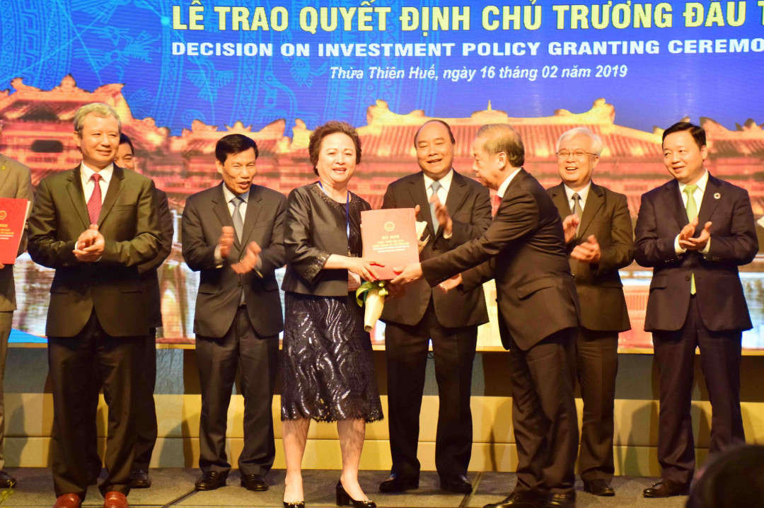 Trao quyết định chủ trương đầu tư, ký kết các biên bản hợp tác các nhà đầu tư của tỉnh, thành phố thuộc khu vực miền Trung - Tây Nguyên